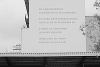 Fassade der ASH Berlin mit Barbara Köhlers Gedicht, darunter der U-Bahnhof
