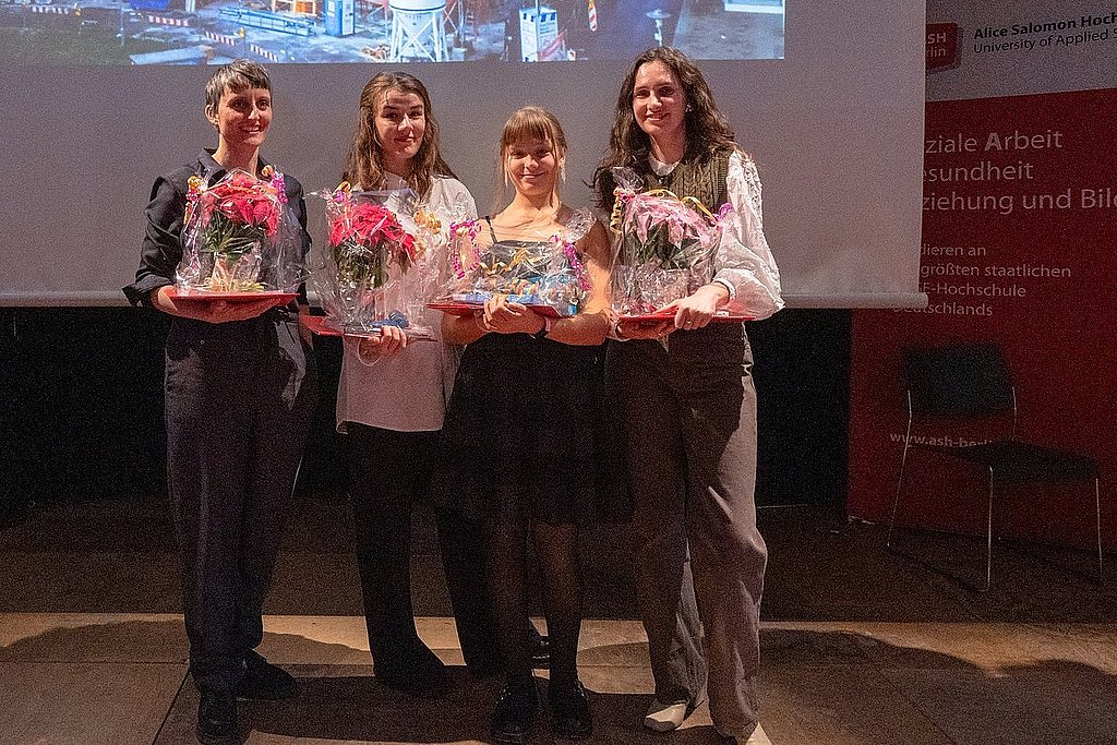 Gruppenfoto von den vier ausgezeichneten Personen auf der Bühne des Audimax der ASH Berlin