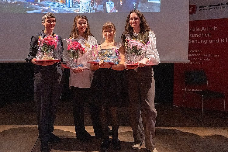 Gruppenfoto von den vier ausgezeichneten Personen auf der Bühne des Audimax der ASH Berlin