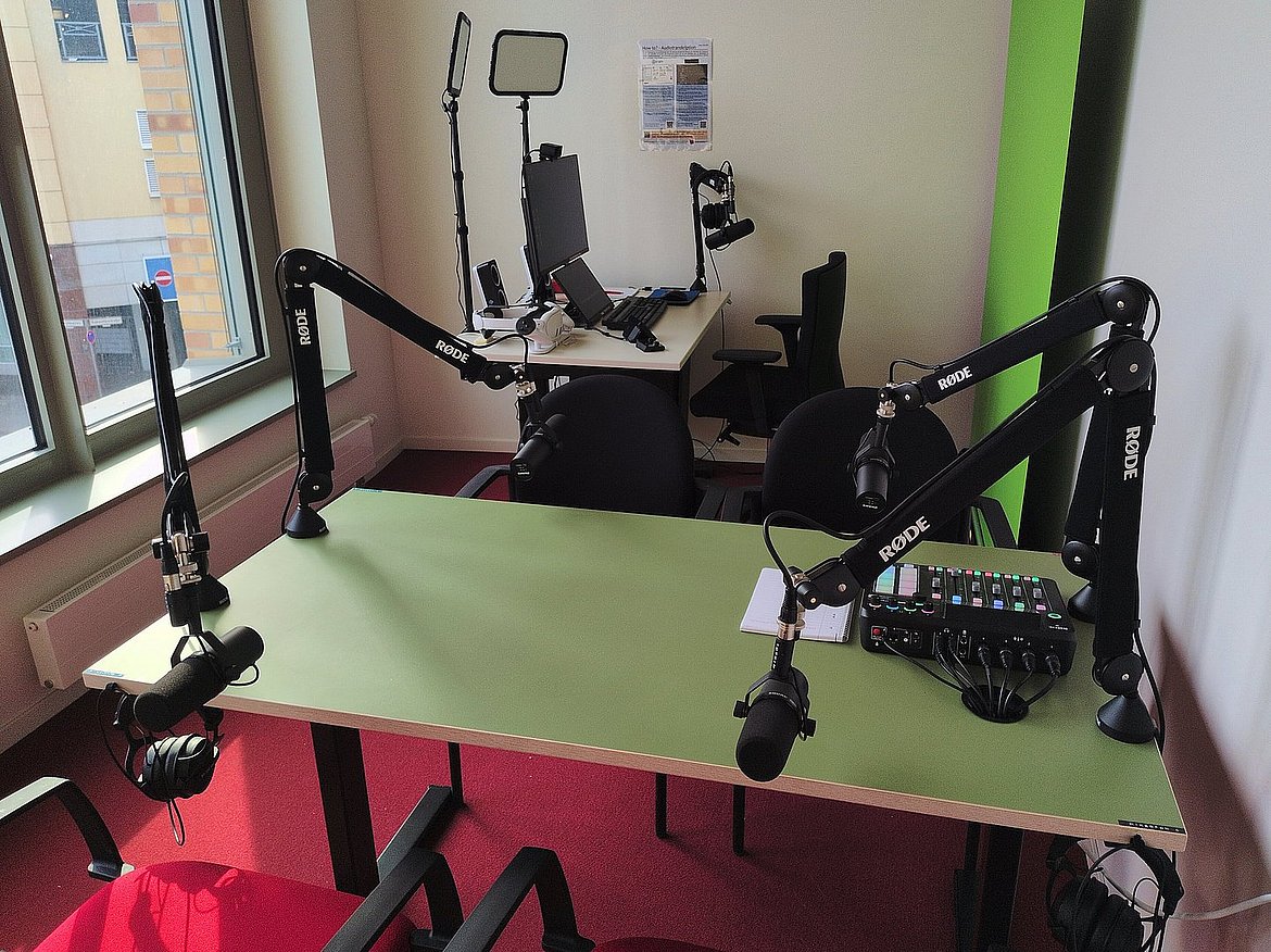 Das Foto zeigt den Podcasttisch und Einzelarbeitsplatz im Mediendidaktikraum (K2.27) der ASH Berlin