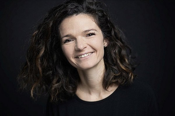Bild zeigt eine junge Frau 
