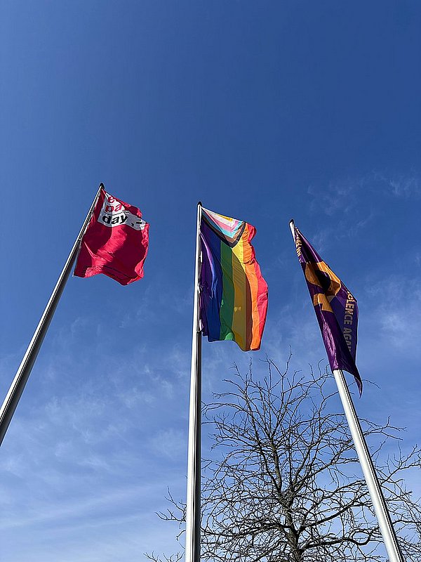 Feministische Flaggen vor der ASH 