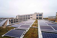 Blick auf das Dach der ASH Berlin, im Vordergrund Photovoltaik-Anlage, Solaranlage, Solar Panels