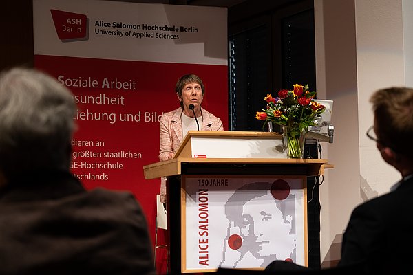 Preisträgerin Adrienne S. Chambon am Redner_innenpult.
