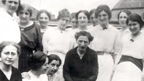Alice Salomon im Kreis von Schülerinnen auf dem Dachgarten der Sozialen Frauenschule