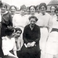 Alice Salomon im Kreis von Schülerinnen auf dem Dachgarten der Sozialen Frauenschule