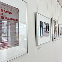 Ein gerahmtes Bild das in der Galerie vor dem Audimax der ASH Berlin hängt. 