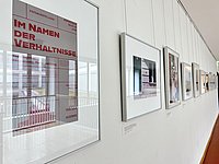 Ein gerahmtes Bild das in der Galerie vor dem Audimax der ASH Berlin hängt. 