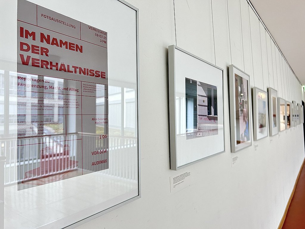 Ein gerahmtes Bild das in der Galerie vor dem Audimax der ASH Berlin hängt. 