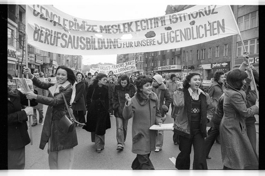 Demonstration für gleiche Rechte in der Schule und gleiche Ausbildungschancen am Kottbusser Damm in West-Berlin, 1975