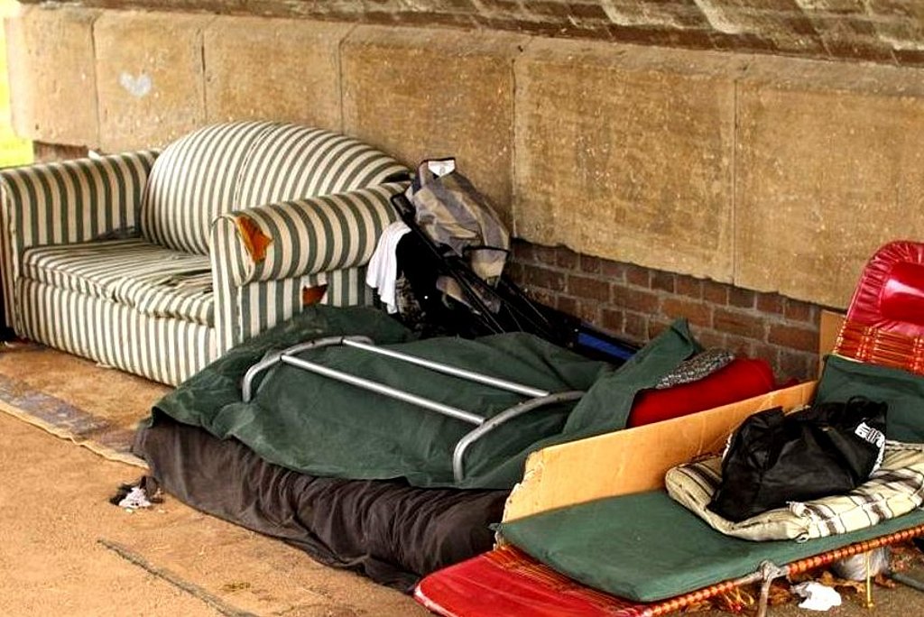 Improvisierte Schlafstätte unter einer Brücke