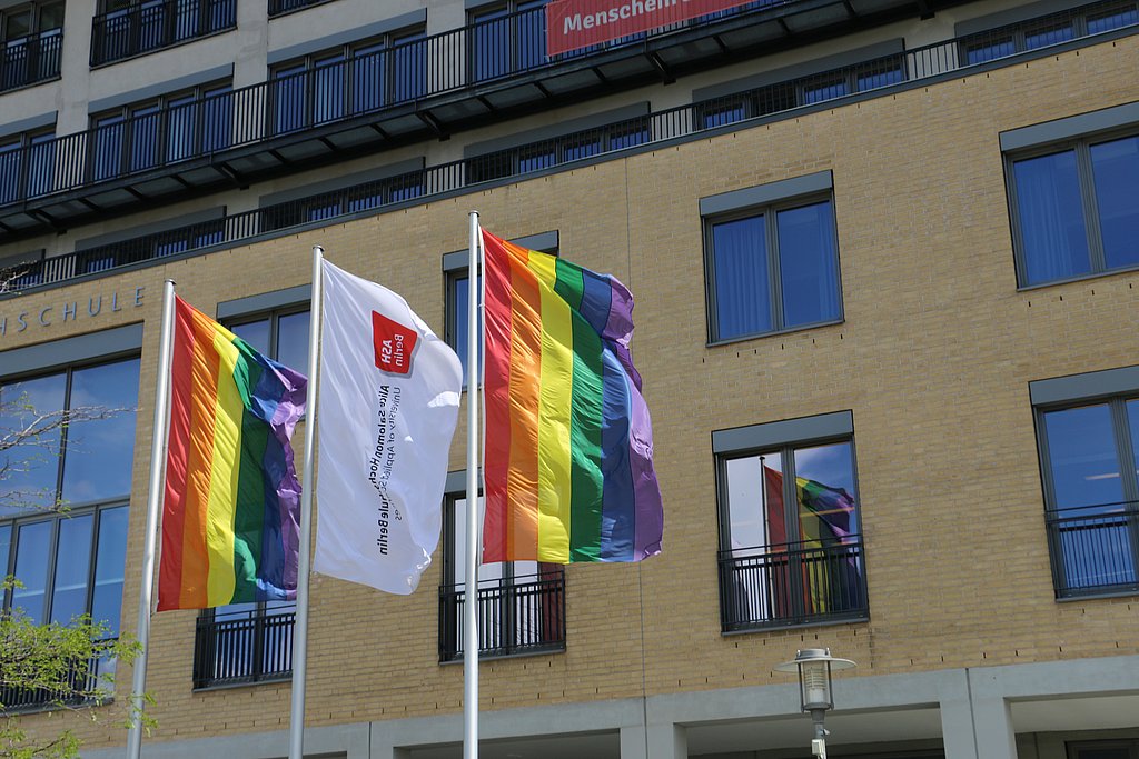 Regenbogenfahne vor der ASH Berlin