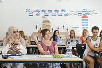 Studierende sitzen im Seminar und hören zu