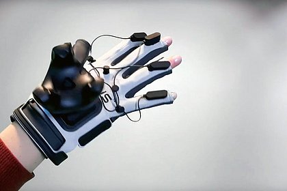 Eine Hand mit einem XR-Handschuh