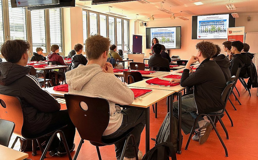 Teilnehmer am Boys Day werden im Seminarraum der ASH Berlin begrüßt