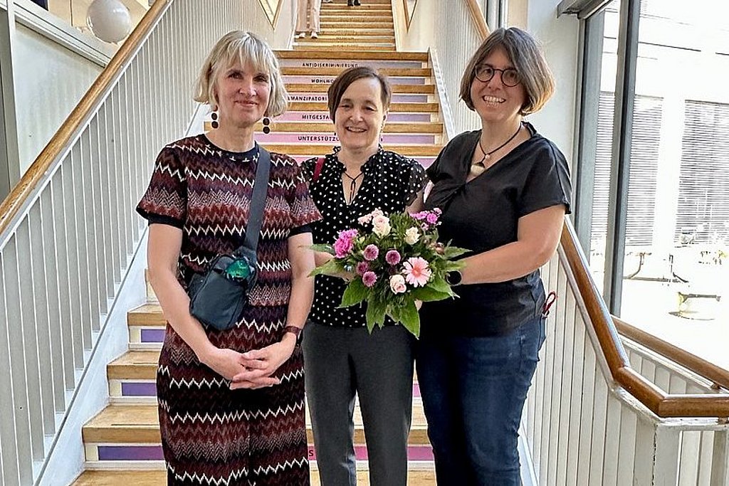 Gruppenfoto von Elke Kraus, Debbie Laliberte Rudman und Silke Dennhardt auf der Freitreppe im Foyer der ASH Berlin