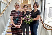 Gruppenfoto von Elke Kraus, Debbie Laliberte Rudman und Silke Dennhardt auf der Freitreppe im Foyer der ASH Berlin