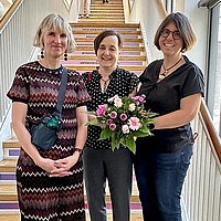 Gruppenfoto von Elke Kraus, Debbie Laliberte Rudman und Silke Dennhardt auf der Freitreppe im Foyer der ASH Berlin