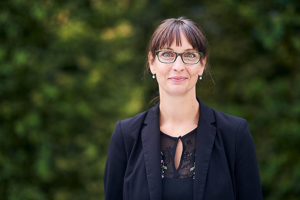 Portraitfoto von Jana Einsporn die ab dem 1.11.2020 die neue Kanzlerin der ASH Berlin ist
