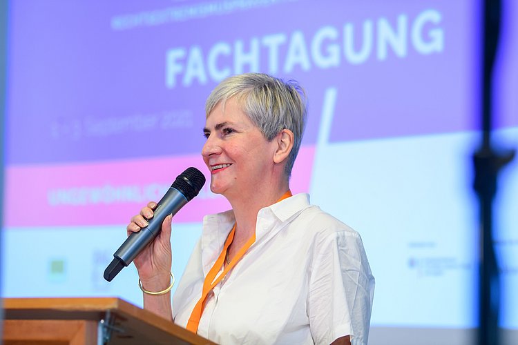  Prof. Dr. phil. Esther Lehnert bei einer Tagung.