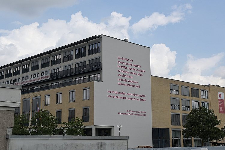 Maxi Obexers Gedicht an der Fassade