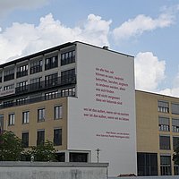Maxi Obexers Gedicht an der Fassade