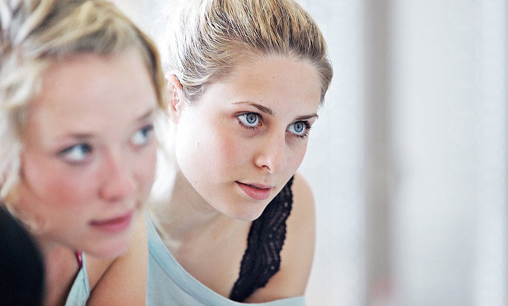 Portrait Studentin, die gespannt nach Vorne schaut