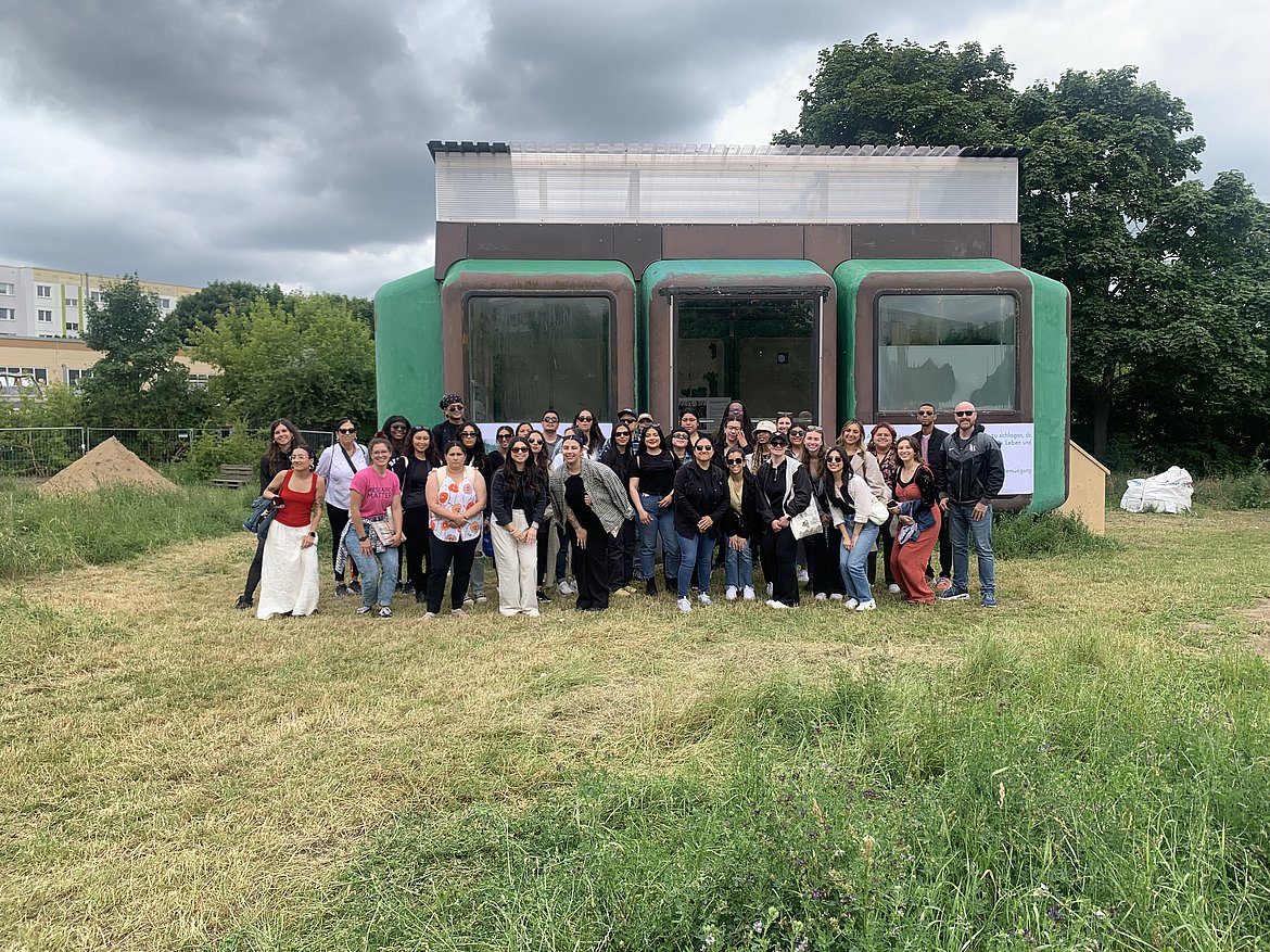 Die Studierenden der CSLUB bei ihrem Bausch an der ASH Berlin vor dem Transfer_Hub in Hellersdorf