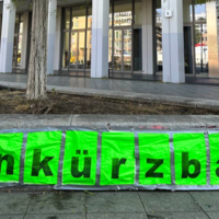 Unkürzbar Banner vor Hochschule