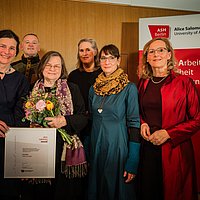 Gruppenfoto auf der Bühne des ASH-Audimax