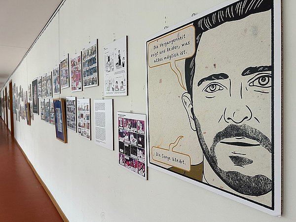 Foto von der Ausstellung vor dem Audimax der ASH Berlin