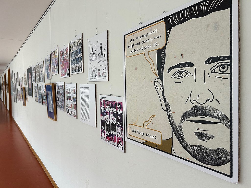 Foto von der Ausstellung vor dem Audimax der ASH Berlin