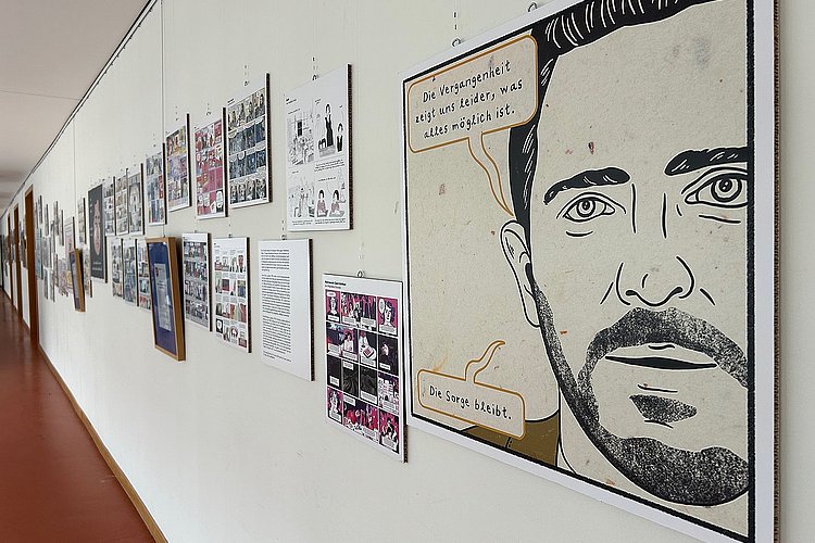 Foto von der Ausstellung vor dem Audimax der ASH Berlin