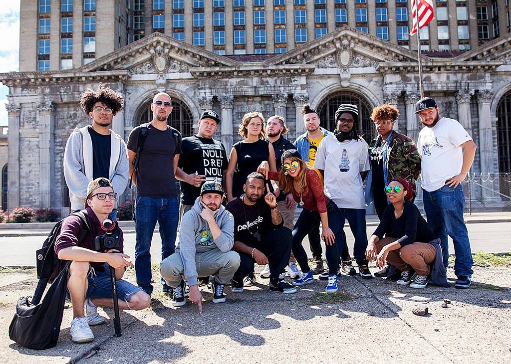 Auf dem Foto sind junge HipHopper_innen aus den Städten Berlin und Detroit zu sehen, die gemeinsam im Projekt "Betroit" arbeiten. 