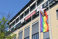 Die Progress Pride Flag weht vor der Alice Salomon Hochschule