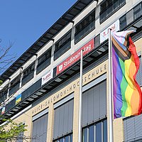 Die Progress Pride Flag weht vor der Alice Salomon Hochschule