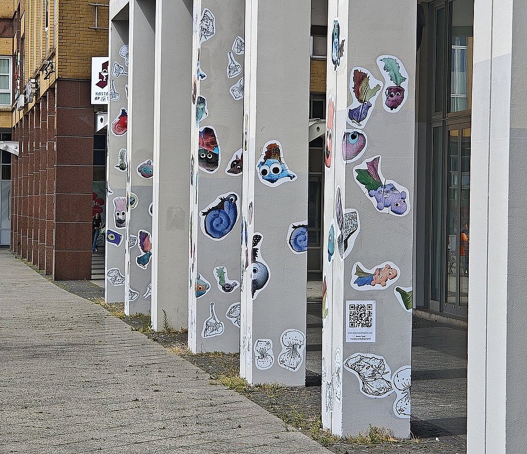 Säulen der ASH mit MINIMAS - Hellersdorfer Maskottchen beklebt