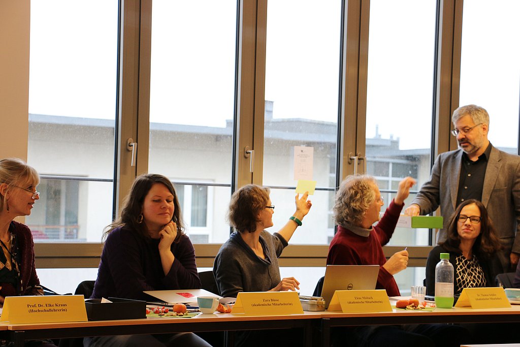 Mitglieder des Akademischen Senats bei der Debatte um Fachbereiche