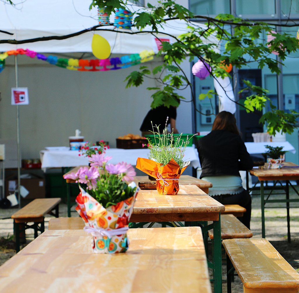 Fürs Sommerfest geschmückter Innenhof der ASH Berlin