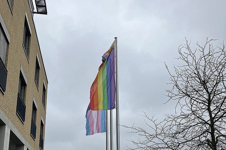 Die beiden Flaggen hängen an Fahnenmasten vor der ASH Berlin