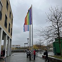 Die beiden Flaggen hängen an Fahnenmasten vor der ASH Berlin