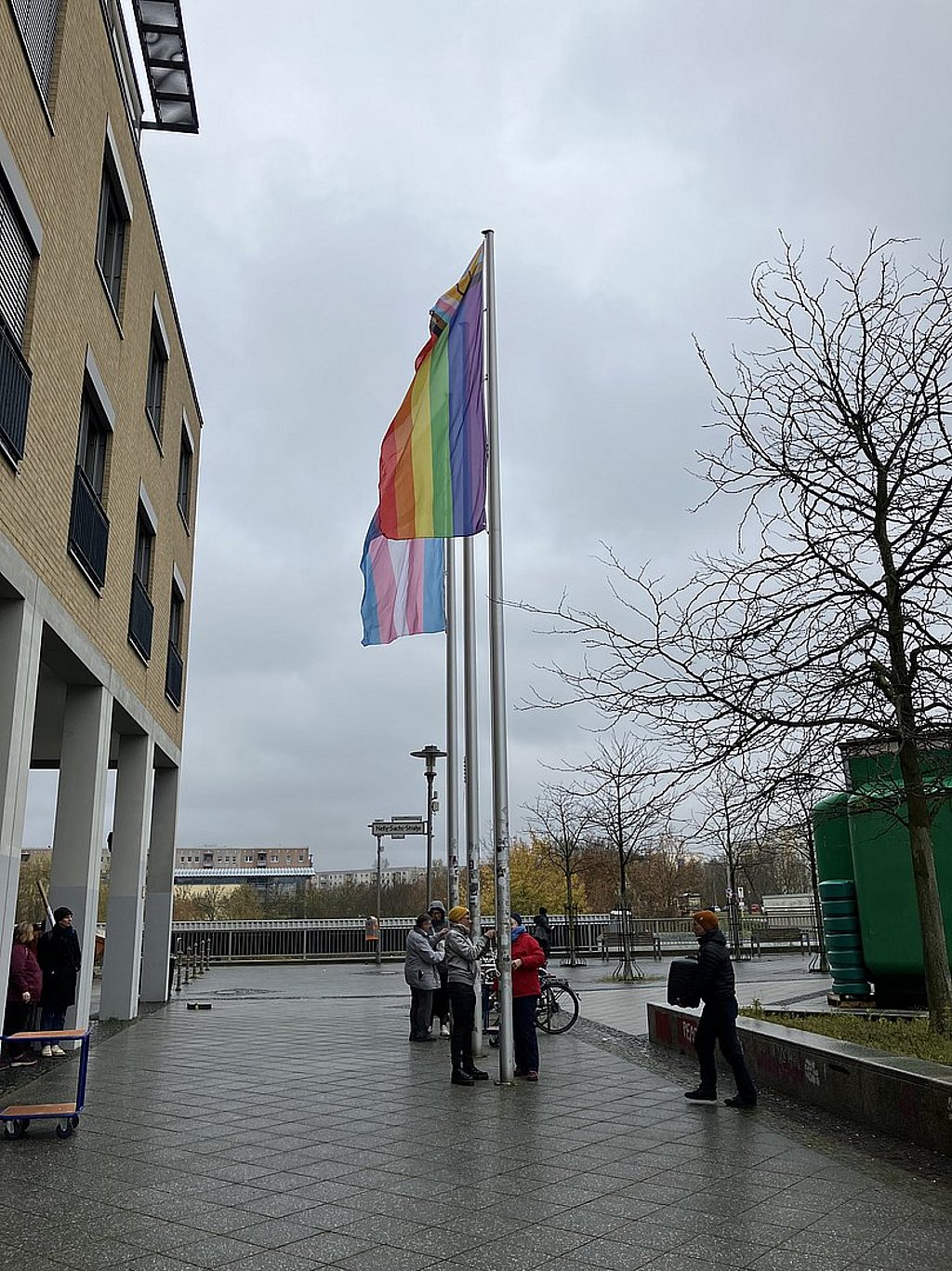 Die beiden Flaggen hängen an Fahnenmasten vor der ASH Berlin