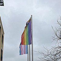 Die beiden Flaggen hängen an Fahnenmasten vor der ASH Berlin