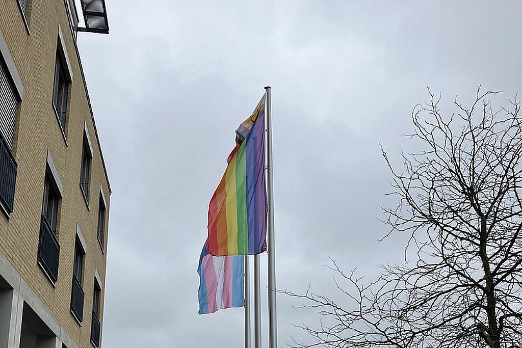 Die beiden Flaggen hängen an Fahnenmasten vor der ASH Berlin