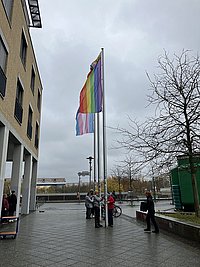 Die beiden Flaggen hängen an Fahnenmasten vor der ASH Berlin