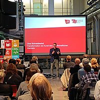 Foto von den Gästen der Veranstaltung und vom Redner Uwe Schneidewind