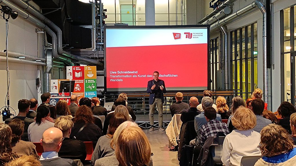 Foto von den Gästen der Veranstaltung und vom Redner Uwe Schneidewind