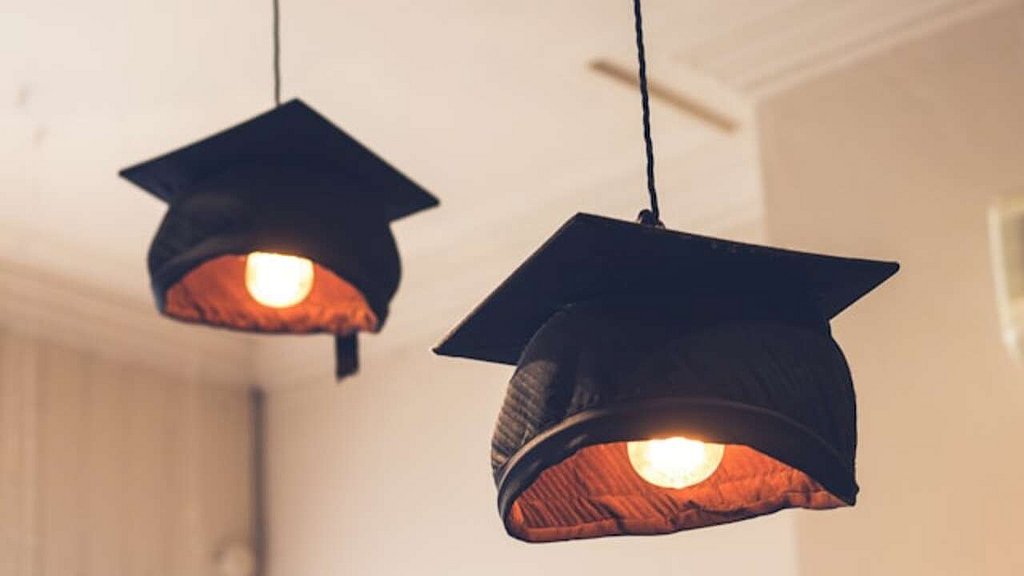Graduiertenkappen als Lampen 