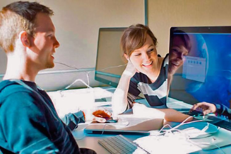 Studierende des Bachelor of Science online Studiengangs Interprofessionelle Gesundheitsversorgung im digitalen Lernsetting