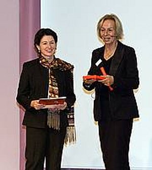 Christine Labonté-Roset übergibt den Alice Salomon Award an Barbara Lochbihler.